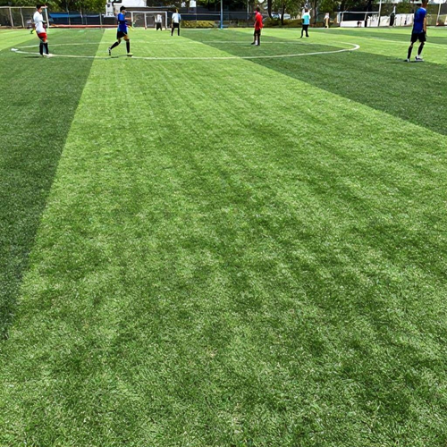 Vantagens da Grama Sintética para Quadras de Futebol Society: Melhore o Desempenho e Conforto