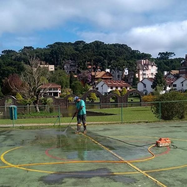 Instalação de piso de borracha para quadras